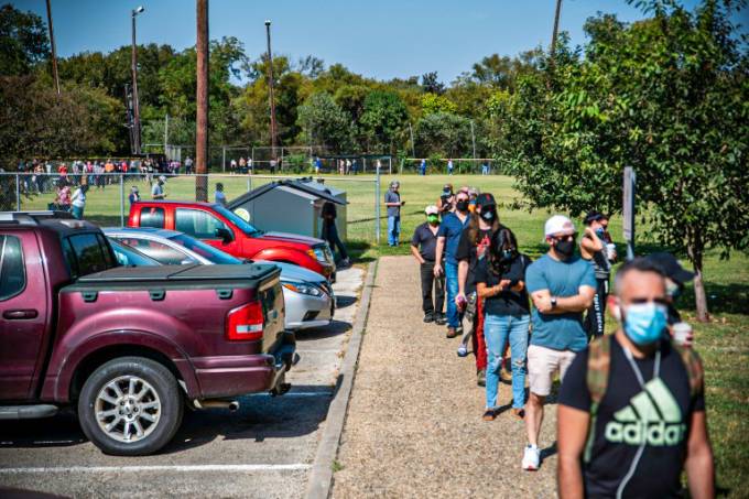 fila-de-votacao-em-Austin-nos-Estados-Unidos-1