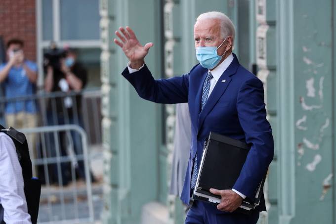 2020-11-09T220703Z_350757344_RC2YZJ9FSP71_RTRMADP_3_USA-ELECTION-BIDEN-CORONAVIRUS-1