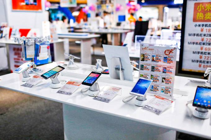 2020-11-13T143029Z_1_LYNXMPEGAC131_RTROPTP_4_TECH-SMARTPHONES-CHINA-1-1