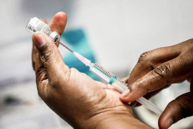 2021-01-05T211100Z_1_LYNXMPEH041CZ_RTROPTP_4_HEALTH-CORONAVIRUS-VACCINATION-1-1
