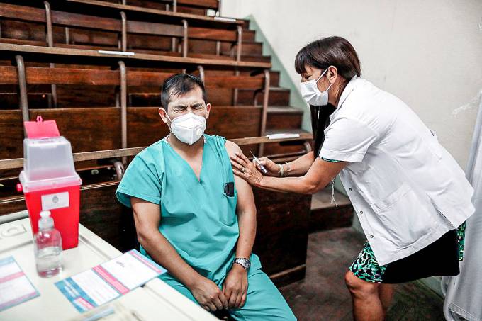 2021-01-18T190338Z_1308228778_RC2JAL9ASA1W_RTRMADP_3_HEALTH-CORONAVIRUS-ARGENTINA-VACCINATION-1-1