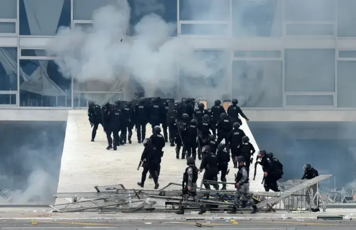 101706339-topshot-security-forces-confront-supporters-of-brazilian-former-president-jair-bolso
