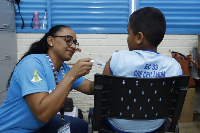 Vacinacao-em-Escolas-EC-33-de-Ceilandia.-Foto_Jhonathan-Cantarelle_Agencia-Saude-DF-2-2048x1365