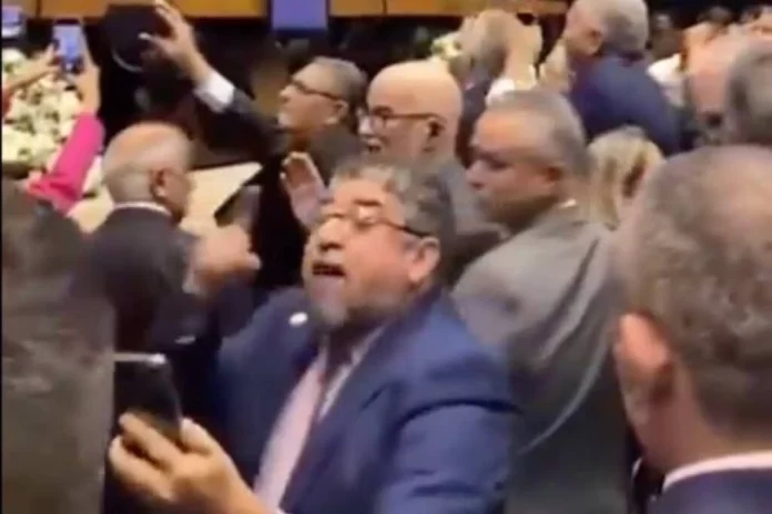 Quaquá-durante-momento-que-resultou-na-agressão-contra-Messias-Donato-1024x683