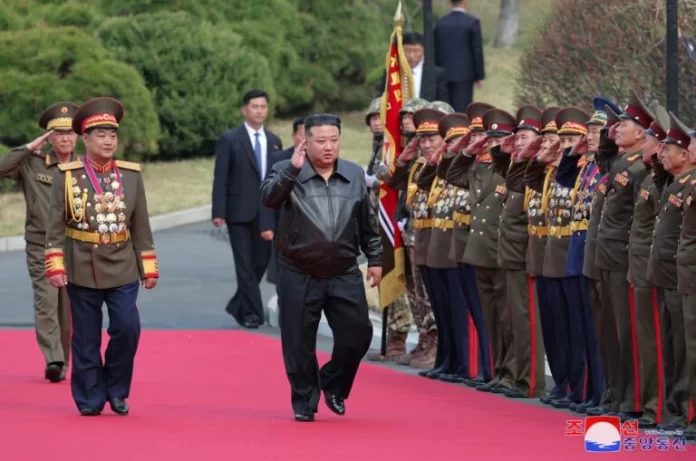 Ditador-Kim-Jong-un-de-jaqueta-preta-ao-centro-da-imagem-768x509